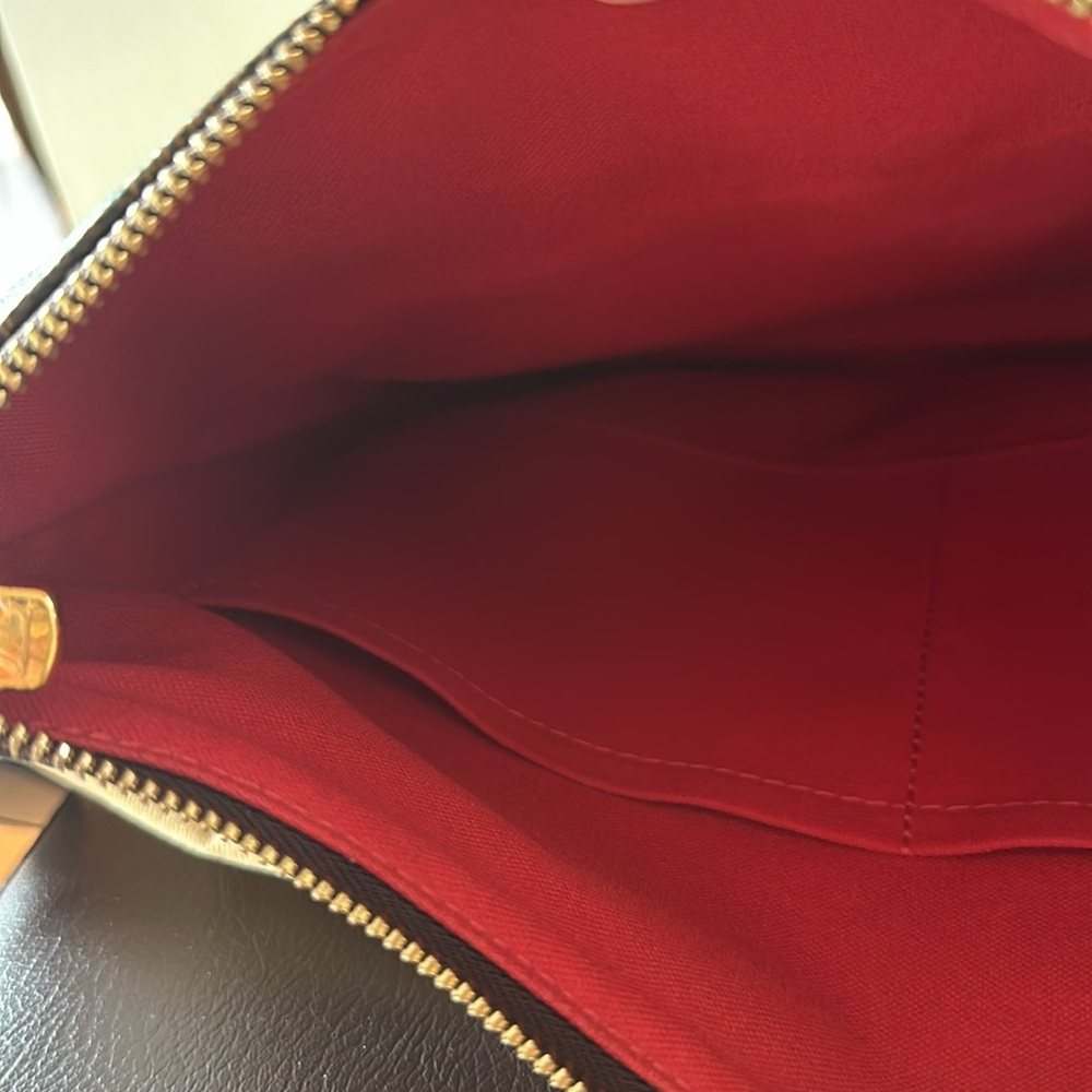 Louis Vuitton Damier Crossbody - Picture 13 of 16